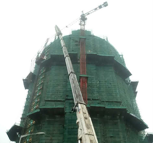 桃城吊车在工地上作业